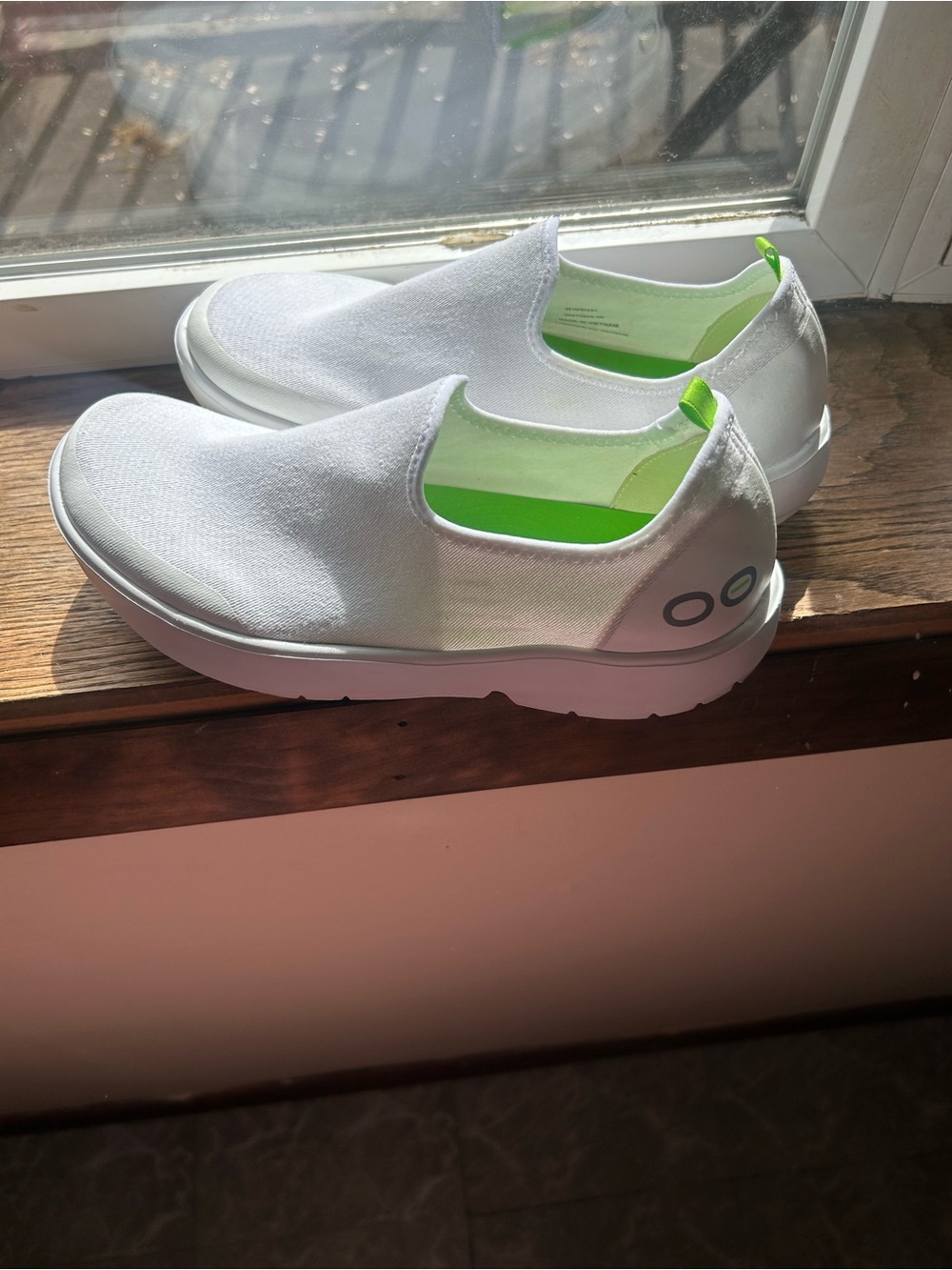 OOFOS OOmg eeZee slip-on recovery shoes size 10